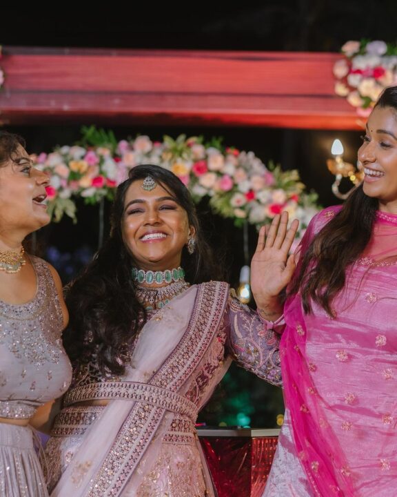 காதலனை பிறந்துவிட்டதாக பரவிய வதந்தி.! ஜோடியாக வந்து முற்றுப்புள்ளி வைத்த பிரியா பவானி ஷங்கர்.! 11