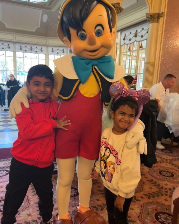 பேரக்குழந்தைகளை பாரிஸில் உள்ள டிஸ்னி வேர்ல்ட்க்கு அழைத்து சென்ற ராதிகா சரத்குமார்.! Cute வீடியோ.! 13