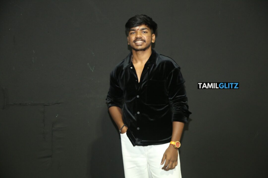 கதாநாயகனான அறிமுகம் ஆகும் விஜய் சேதுபதி மகன் சூர்யா.! பூஜையுடன் தொடங்கிய புது படம்.! 15