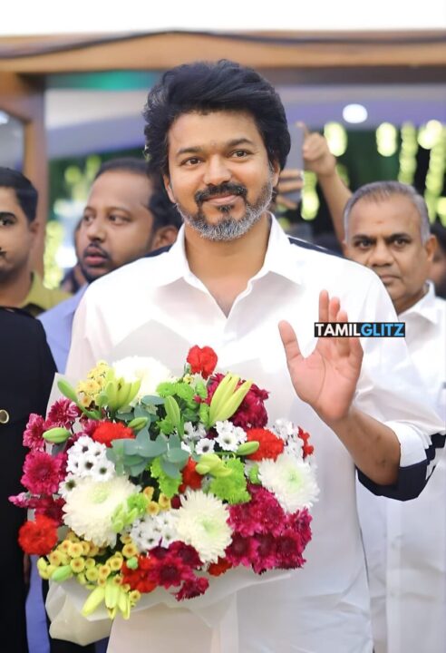 'லியோ' தயாரிப்பாளர் மகன் திருமணம்.! வெள்ளை நிற உடையில் மாஸ் என்ட்ரி கொடுத்த தளபதி.! 9