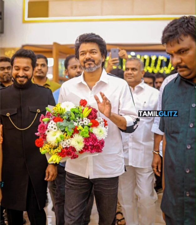 'லியோ' தயாரிப்பாளர் மகன் திருமணம்.! வெள்ளை நிற உடையில் மாஸ் என்ட்ரி கொடுத்த தளபதி.! 11