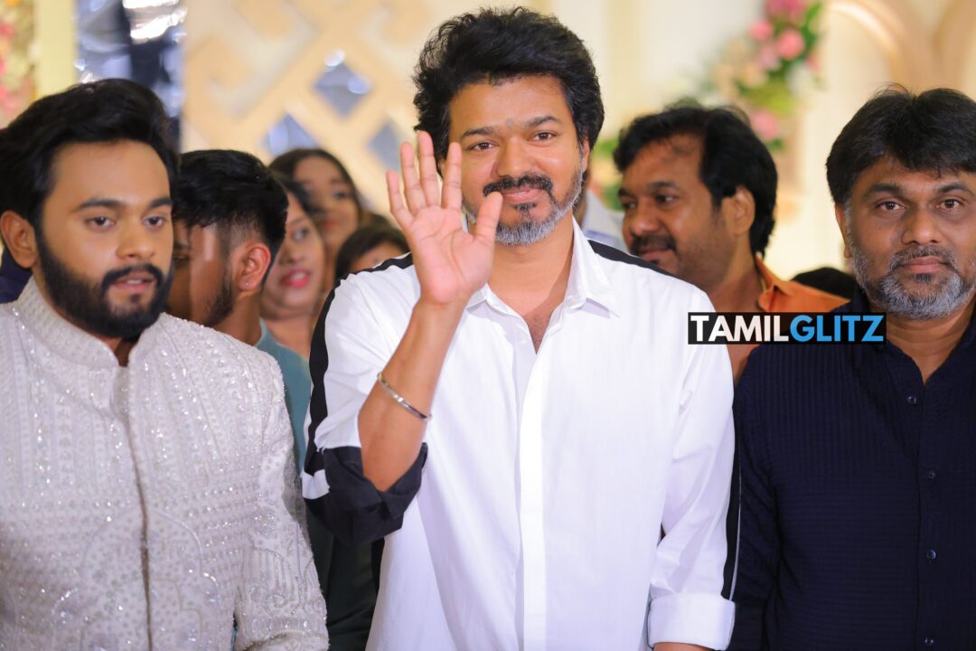 'லியோ' தயாரிப்பாளர் மகன் திருமணம்.! வெள்ளை நிற உடையில் மாஸ் என்ட்ரி கொடுத்த தளபதி.! 3