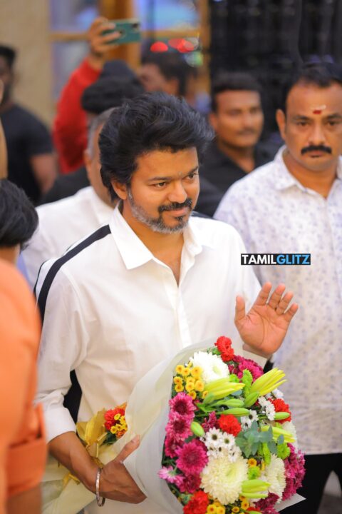 'லியோ' தயாரிப்பாளர் மகன் திருமணம்.! வெள்ளை நிற உடையில் மாஸ் என்ட்ரி கொடுத்த தளபதி.! 13