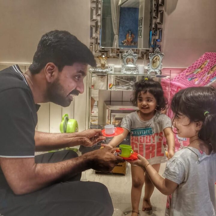 முதல் முறையாக தனது இரட்டை குழந்தைகளின் முகத்தை காட்டிய நடிகர் பிரஜின்.! அழகிய புகைப்படங்கள்.! 13