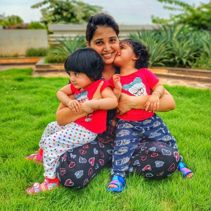 முதல் முறையாக தனது இரட்டை குழந்தைகளின் முகத்தை காட்டிய நடிகர் பிரஜின்.! அழகிய புகைப்படங்கள்.! 17