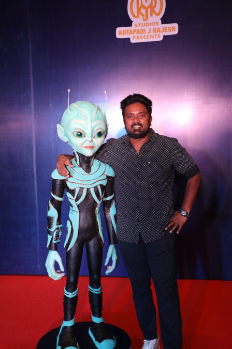 பிரம்மாண்டமாக நடந்து வரும் 'அயலான்' இசை வெளியீட்டு விழா.! வந்து குவிந்த பிரபலங்கள்..! 13
