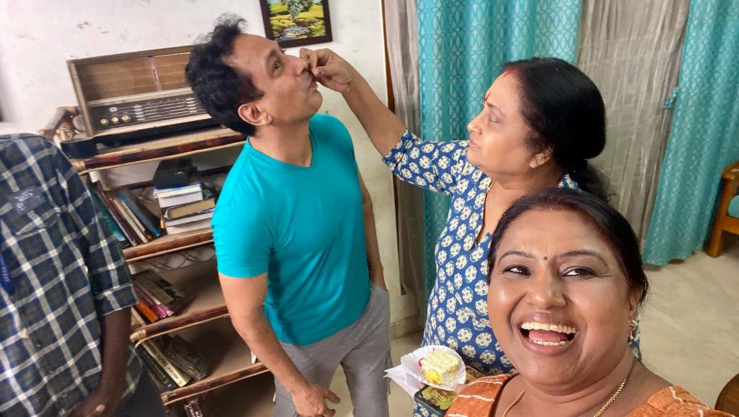 1000 எபிசோடுகளை நிறைவு செய்த 'பாக்கியலட்சுமி' சீரியல்.! கேக் வெட்டி கொண்டாடிய குழுவினர்.! 5