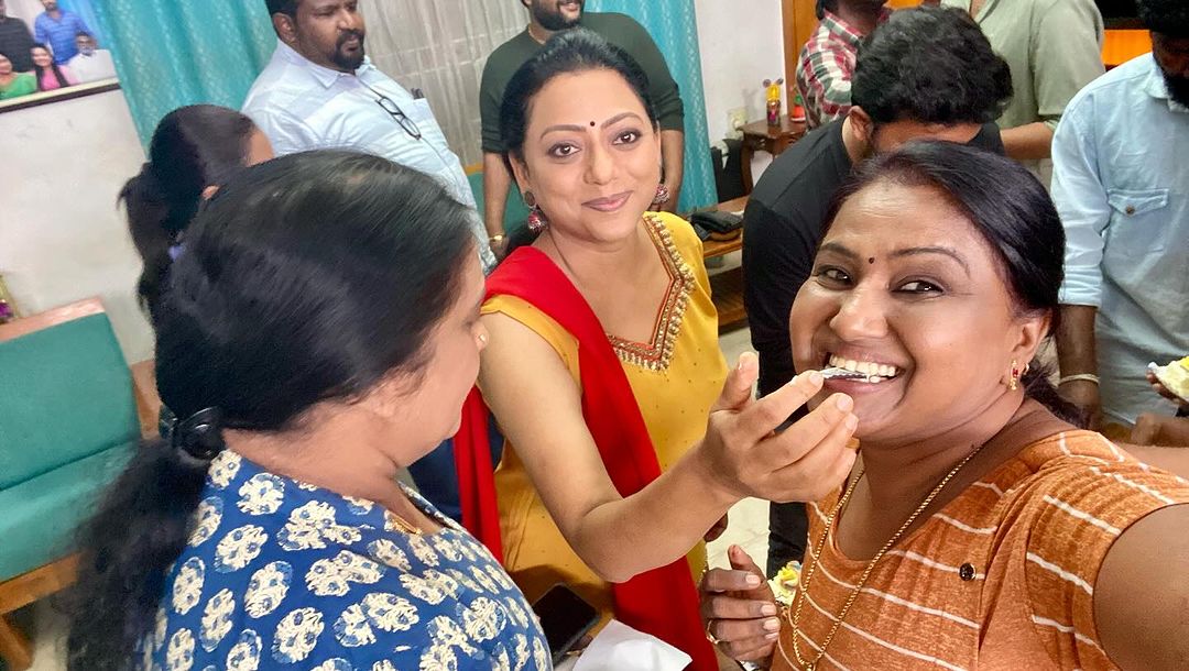 1000 எபிசோடுகளை நிறைவு செய்த 'பாக்கியலட்சுமி' சீரியல்.! கேக் வெட்டி கொண்டாடிய குழுவினர்.! 3