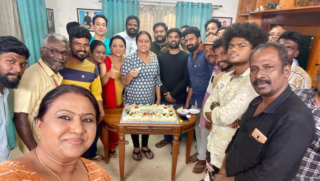 1000 எபிசோடுகளை நிறைவு செய்த 'பாக்கியலட்சுமி' சீரியல்.! கேக் வெட்டி கொண்டாடிய குழுவினர்.! 7