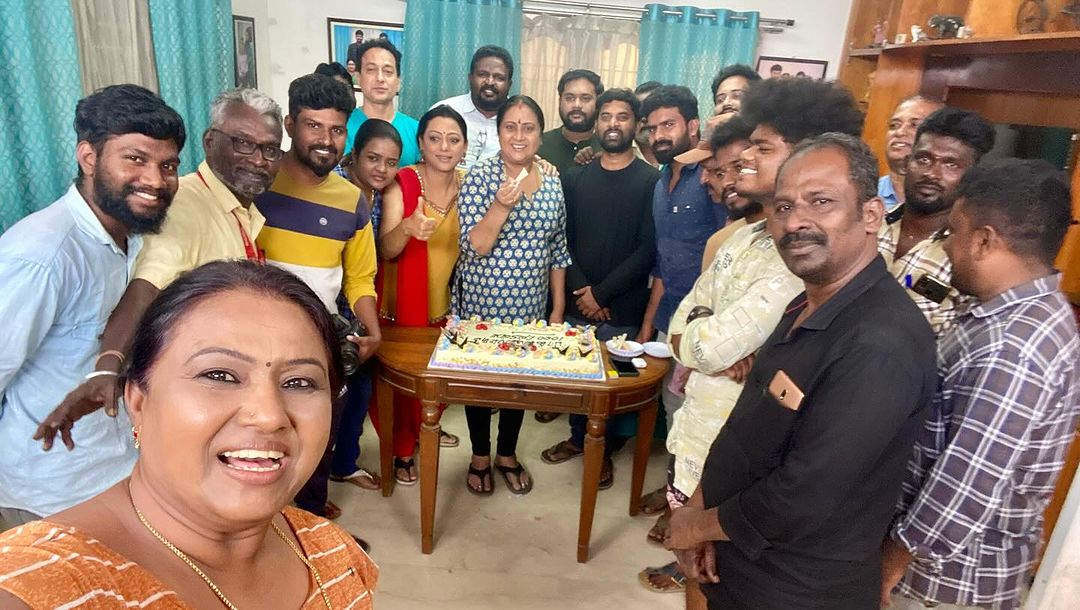 1000 எபிசோடுகளை நிறைவு செய்த 'பாக்கியலட்சுமி' சீரியல்.! கேக் வெட்டி கொண்டாடிய குழுவினர்.! 9