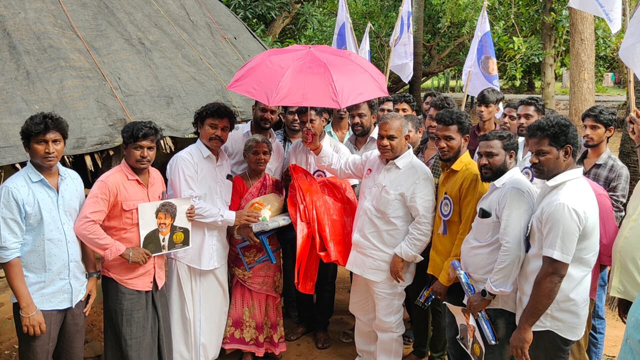 "உதவி கேட்டு இன்னமும் குரல்கள் வந்த வண்ணம் உள்ளன - தளபதி விஜய் திடீர் அறிக்கை..! 7