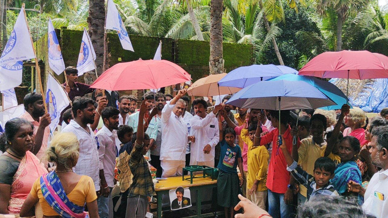 "உதவி கேட்டு இன்னமும் குரல்கள் வந்த வண்ணம் உள்ளன - தளபதி விஜய் திடீர் அறிக்கை..! 5
