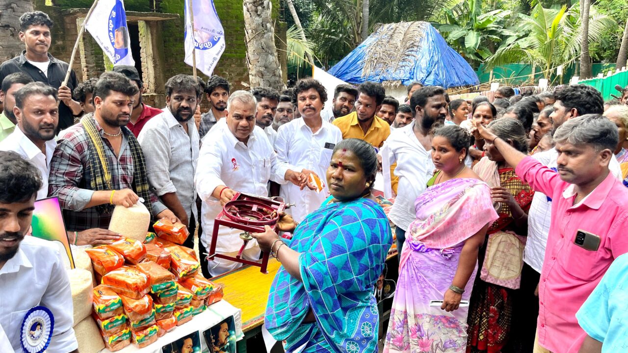 "உதவி கேட்டு இன்னமும் குரல்கள் வந்த வண்ணம் உள்ளன - தளபதி விஜய் திடீர் அறிக்கை..! 3