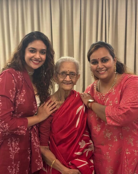 பெற்றோர்களின் பிறந்தநாளை கேரளாவில் வைத்து குடும்பத்துடன் கொண்டாடிய கீர்த்தி சுரேஷ்.! 5