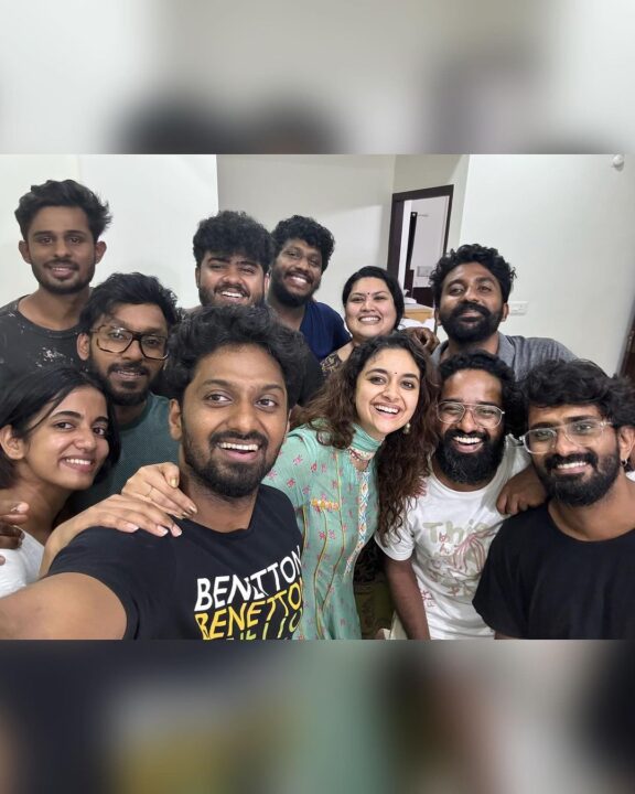 பெற்றோர்களின் பிறந்தநாளை கேரளாவில் வைத்து குடும்பத்துடன் கொண்டாடிய கீர்த்தி சுரேஷ்.! 11