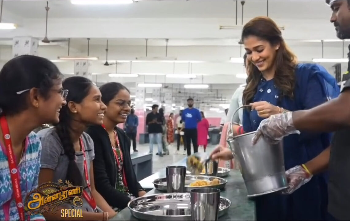 ரசிகர்களுக்கு தன் கையால் பிரியாணி பரிமாறிய லேடி சூப்பர் ஸ்டார்.! வைரலாகும் வீடியோ இதோ.! 3