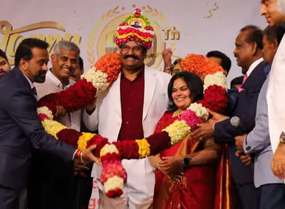 தனது பிறந்தநாளுக்கு அமெரிக்கா வரை வந்த குஷ்பூ, மீனாவுக்கு ட்ரீட் வைத்த நெப்போலியன்.! வீடியோ இதோ.! 3