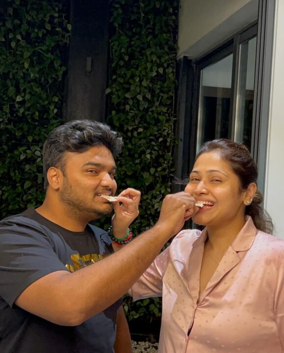 மனைவியின் பிறந்தநாளுக்கு கேக் வெட்டி செம்ம சர்ப்ரைஸ் செய்த இயக்குனர் அட்லீ.! 7