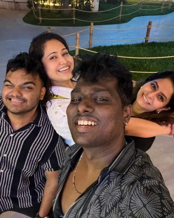 மனைவியின் பிறந்தநாளுக்கு கேக் வெட்டி செம்ம சர்ப்ரைஸ் செய்த இயக்குனர் அட்லீ.! 11