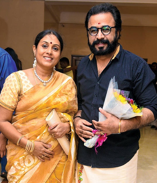 கார் நிறுத்துவதில் ஏற்பட்ட தகராறு.! கொலை மிரட்ட விடுத்த சரண்யா பொன்வண்ணன்? CCTV காட்சிகள் வெளியானது.! 3