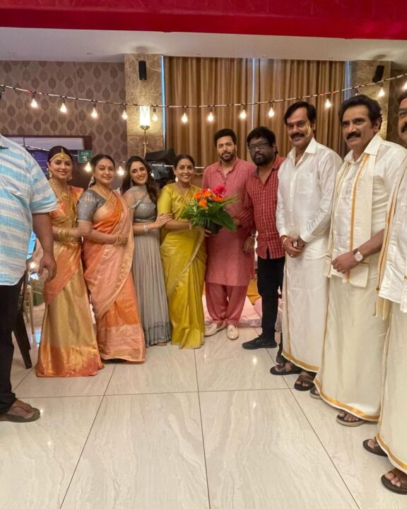 'பிரதர்' படக்குழுவினருடன் இணைந்து 29வது திருமண நாளை கொண்டாடிய சரண்யா பொன்வண்ணன்.! 9