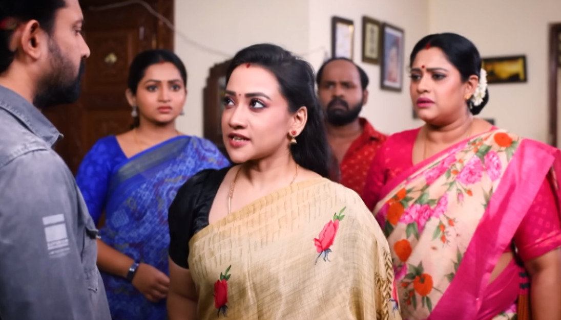 "இனிமே நான்தான் டா உனக்கு எதிரி" தமிழிடம் சவால் விடும் ராகிணி.! 'தமிழும் சரஸ்வதியும்' ப்ரோமோ 3
