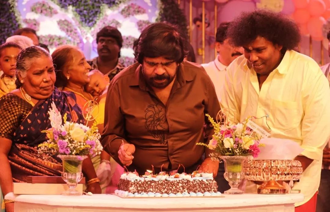 யோகிபாபு மகளின் முதல் பிறந்தநாள் கொண்டாட்டம்.! வந்து குவிந்த வெள்ளித்திரை பிரபலங்கள்.! 11