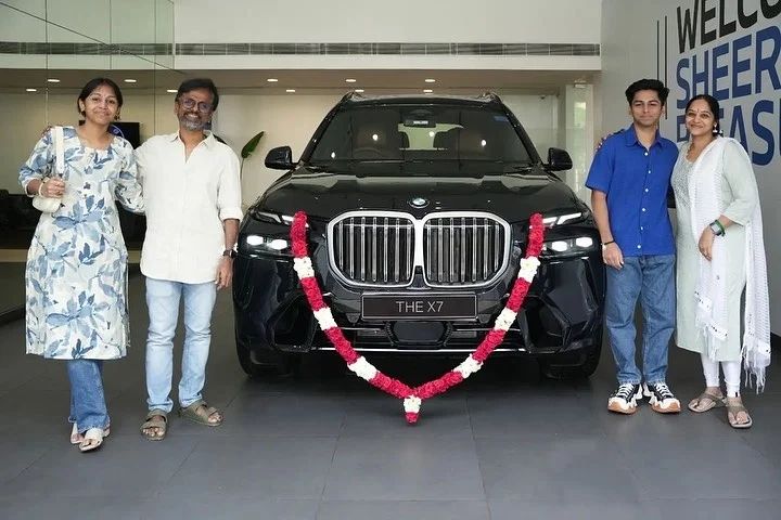 தனது குடும்பத்துடன் சென்று உயர் ரக காரை வாங்கிய இயக்குனர் AR முருகதாஸ்.! புகைப்படங்கள் இதோ.! 13