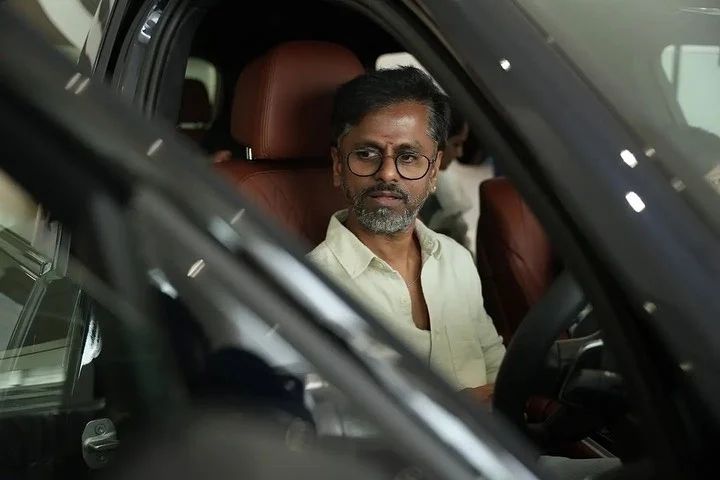 தனது குடும்பத்துடன் சென்று உயர் ரக காரை வாங்கிய இயக்குனர் AR முருகதாஸ்.! புகைப்படங்கள் இதோ.! 9