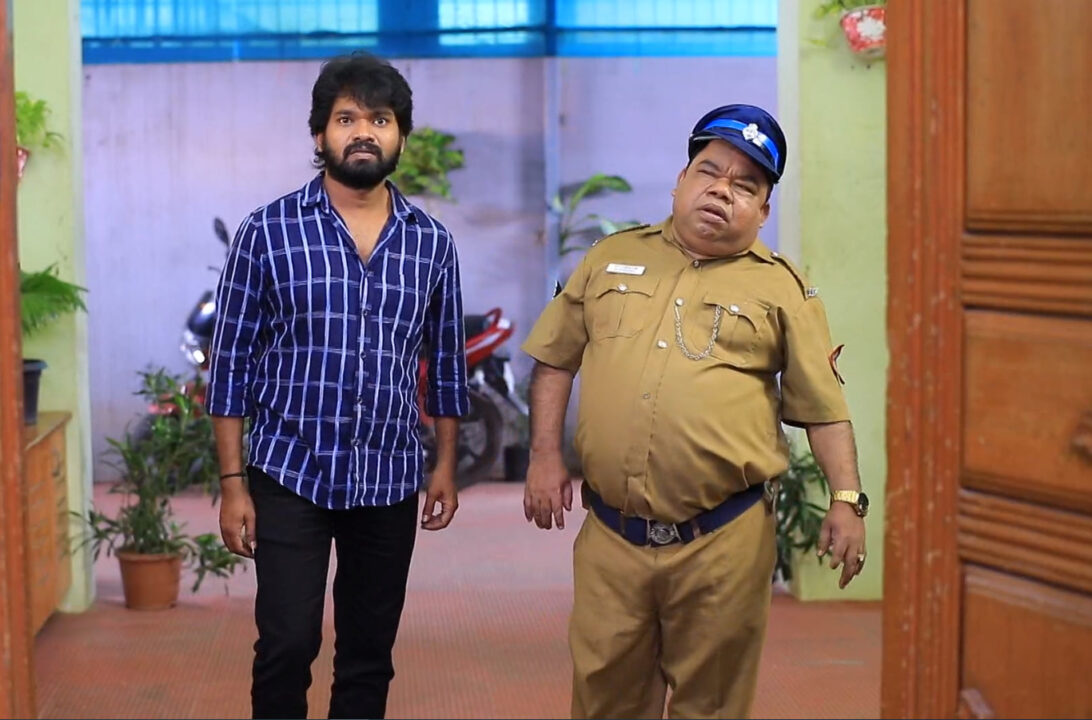 'பாக்கியலட்சுமி' சீரியலில் அதிரடியாக என்ட்ரி கொடுத்த பிரபல திரைப்பட நகைச்சுவை நடிகர்.! ப்ரோமோ இதோ.! 3