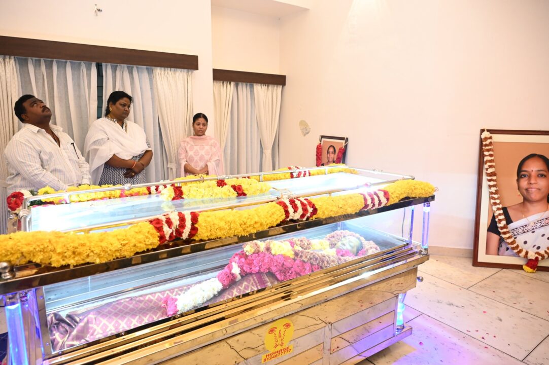 பவதாரிணி உடலைக்கண்டு கதறி அழுத பாரதி ராஜா.! கண்கலங்க வைக்கும் காணொளி.! 3