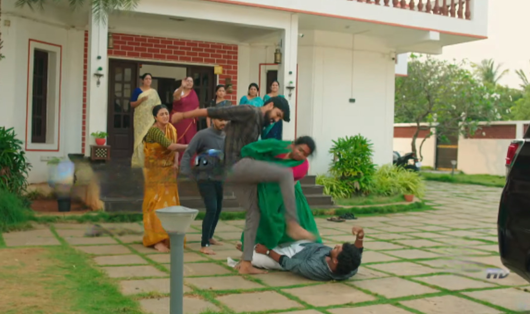 ஜான்சி ராணி கன்னத்தில் ஓங்கி அறைந்த ஈஸ்வரி.! கரிகாலனை விரட்டி விரட்டி வெளுக்கும் சக்தி.! 3