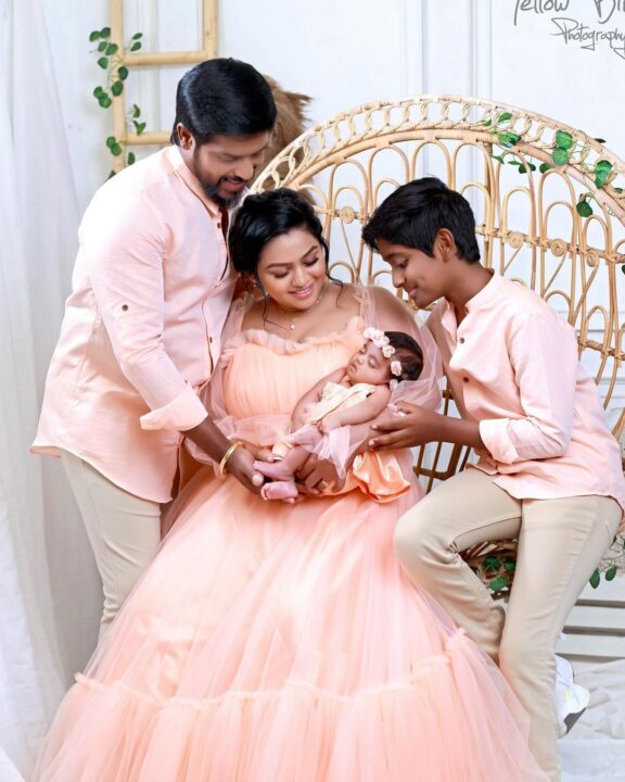 தனது மகள் 'யுகாவுடன்' போட்டோஷூட் நடத்திய நடிகை காயத்ரி யுவராஜ்.! Cute போட்டோஸ் இதோ 5