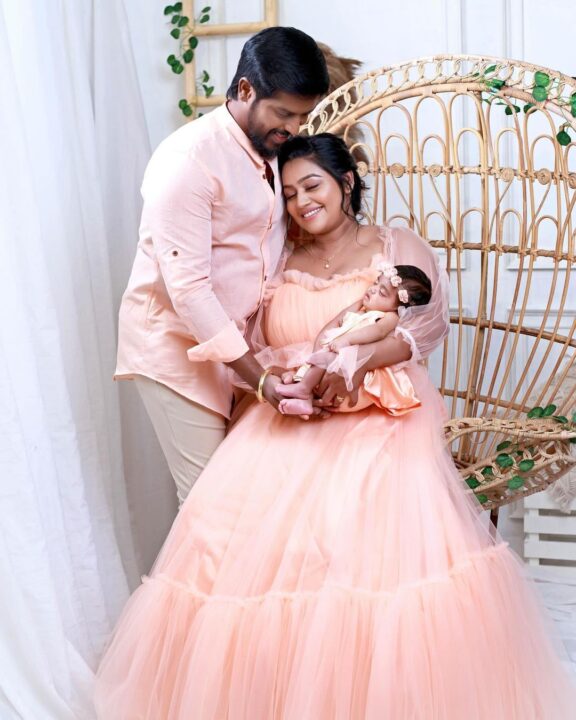 தனது மகள் 'யுகாவுடன்' போட்டோஷூட் நடத்திய நடிகை காயத்ரி யுவராஜ்.! Cute போட்டோஸ் இதோ 9