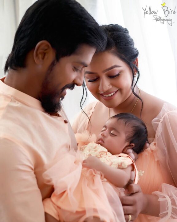 தனது மகள் 'யுகாவுடன்' போட்டோஷூட் நடத்திய நடிகை காயத்ரி யுவராஜ்.! Cute போட்டோஸ் இதோ 11