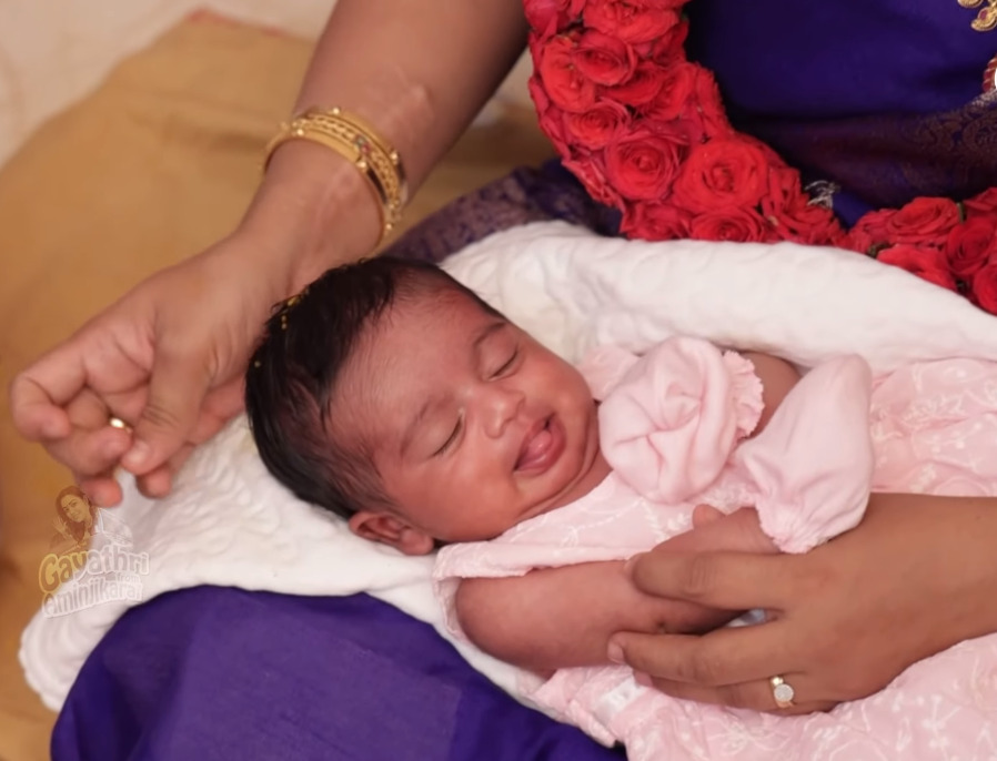 சமீபத்தில் பிறந்த தனது மகளுக்கு பெயர் சூட்டு விழா நடத்திய காயத்திரி யுவராஜ் தம்பதிகள்.! வீடியோ இதோ.! 5