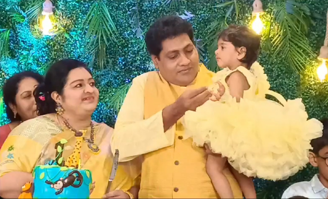 8 ஆண்டுகள் தவமிருந்து பெற்ற மகள்.! முதல் பிறந்தநாளை வெகு விமர்சையாக கொண்டாடிய ஜெ தீபா.! 13
