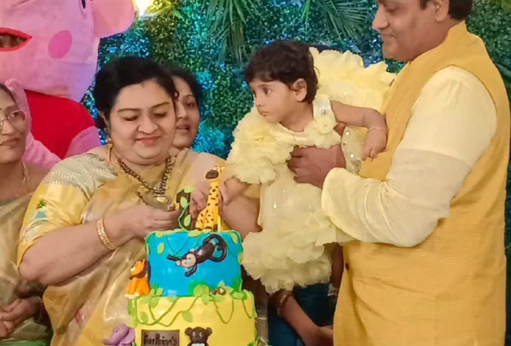 8 ஆண்டுகள் தவமிருந்து பெற்ற மகள்.! முதல் பிறந்தநாளை வெகு விமர்சையாக கொண்டாடிய ஜெ தீபா.! 9