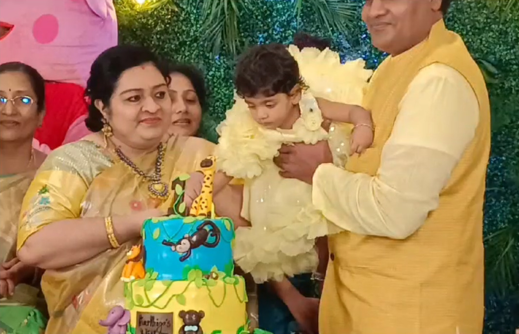 8 ஆண்டுகள் தவமிருந்து பெற்ற மகள்.! முதல் பிறந்தநாளை வெகு விமர்சையாக கொண்டாடிய ஜெ தீபா.! 11