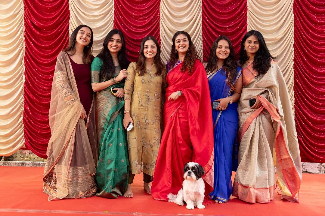 தனது வீட்டில் நண்பர்களுடன் இணைந்து பொங்கல் வைத்து கொண்டாடிய கீர்த்தி சுரேஷ்.! புகைப்படங்கள் உள்ளே..! 9