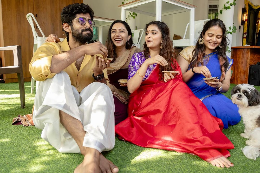 தனது வீட்டில் நண்பர்களுடன் இணைந்து பொங்கல் வைத்து கொண்டாடிய கீர்த்தி சுரேஷ்.! புகைப்படங்கள் உள்ளே..! 7