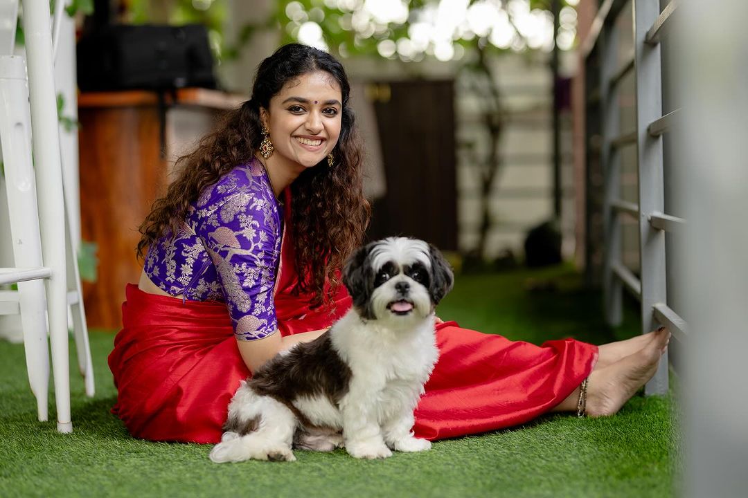 தனது வீட்டில் நண்பர்களுடன் இணைந்து பொங்கல் வைத்து கொண்டாடிய கீர்த்தி சுரேஷ்.! புகைப்படங்கள் உள்ளே..! 5