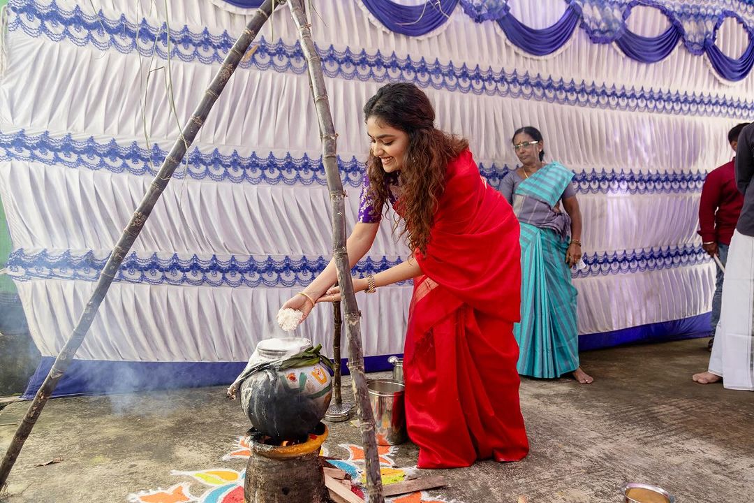 தனது வீட்டில் நண்பர்களுடன் இணைந்து பொங்கல் வைத்து கொண்டாடிய கீர்த்தி சுரேஷ்.! புகைப்படங்கள் உள்ளே..! 3