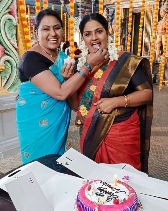 நடிகை நிரோஷாவின் 53வது பிறந்தநாள்.! கேக் வெட்டி சர்ப்ரைஸ் செய்த 'பாக்கியலட்சுமி' குடும்பம்.! 11