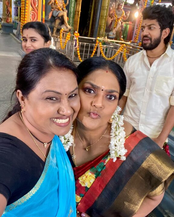 நடிகை நிரோஷாவின் 53வது பிறந்தநாள்.! கேக் வெட்டி சர்ப்ரைஸ் செய்த 'பாக்கியலட்சுமி' குடும்பம்.! 5