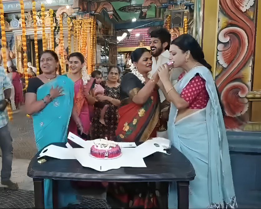 நடிகை நிரோஷாவின் 53வது பிறந்தநாள்.! கேக் வெட்டி சர்ப்ரைஸ் செய்த 'பாக்கியலட்சுமி' குடும்பம்.! 3