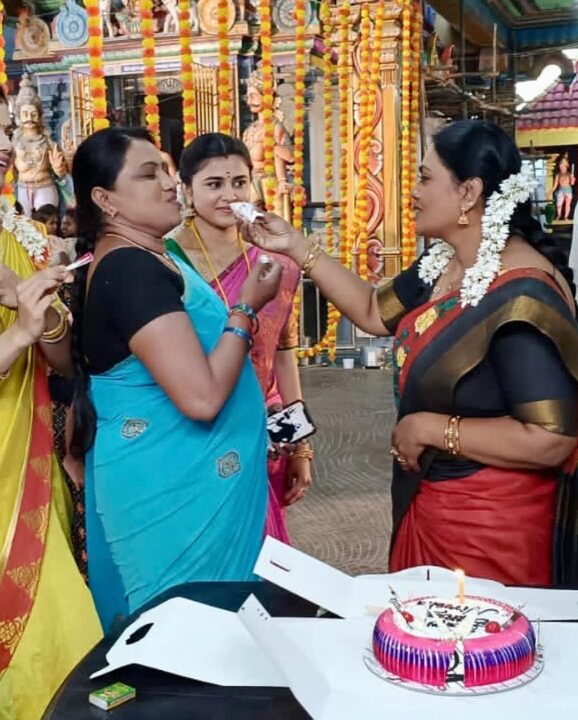 நடிகை நிரோஷாவின் 53வது பிறந்தநாள்.! கேக் வெட்டி சர்ப்ரைஸ் செய்த 'பாக்கியலட்சுமி' குடும்பம்.! 9