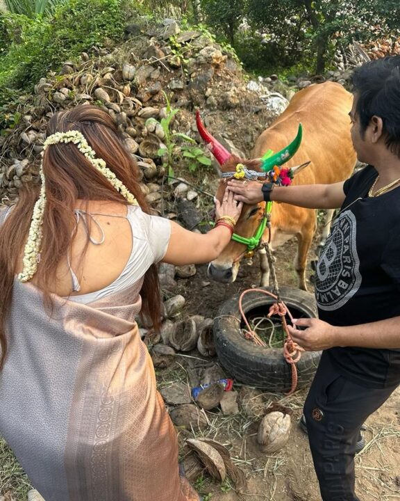 தன் வீட்டில் வளர்க்கும் மாட்டுக்கு மரியாதை செய்து பொங்கல் கொண்டாடிய ரெடின் கிங்ஸ்லி.! வைரலாகும் புகைப்படங்கள் 3