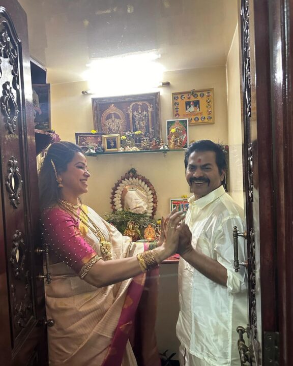 தன் வீட்டில் வளர்க்கும் மாட்டுக்கு மரியாதை செய்து பொங்கல் கொண்டாடிய ரெடின் கிங்ஸ்லி.! வைரலாகும் புகைப்படங்கள் 11