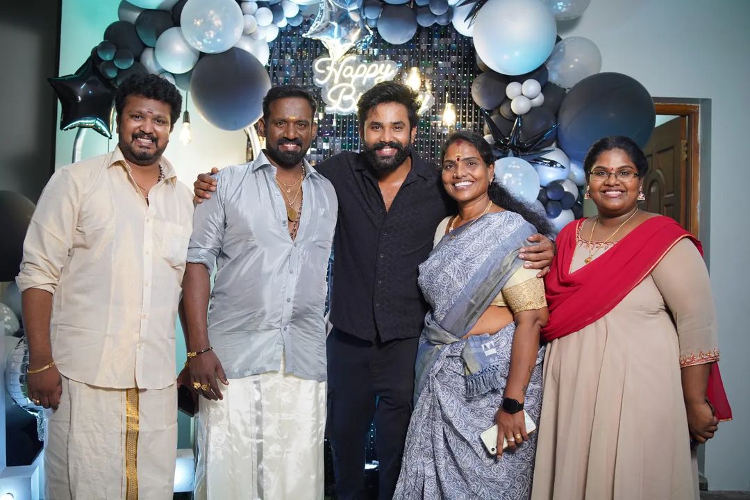 நடிகர் ரோபோ ஷங்கரின் 44வது பிறந்தநாள்.! ஆட்டம் பாட்டத்துடன் கோலாகலமாக நடந்த பிறந்தநாள் விழா.! 19